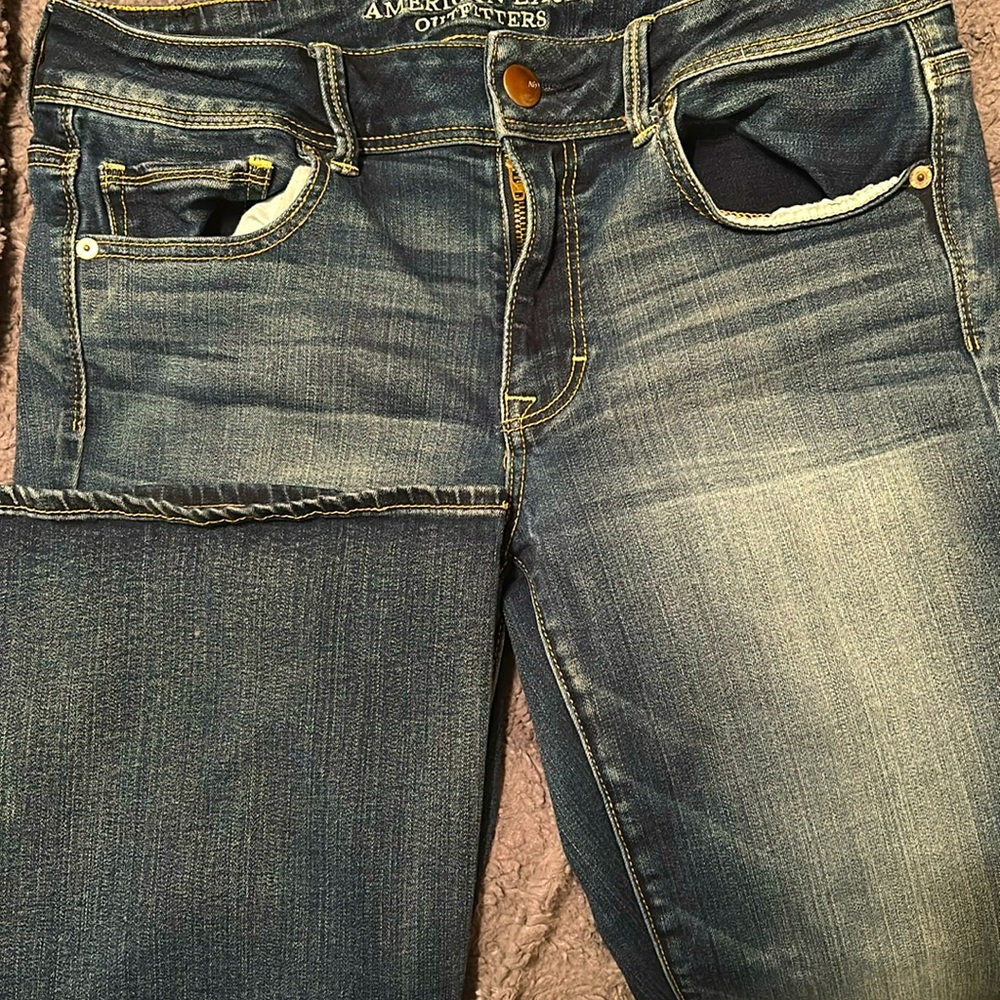 American Eagle Medium wash Denim in Sz. 12. Fits true to size.